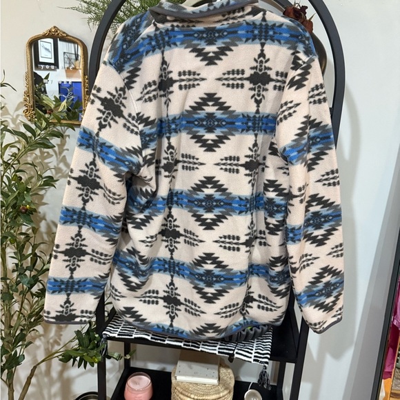 Stylish Blue and Black Patterned sweater xl - Picture 7 of 7